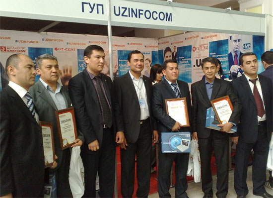 Награждение на стенде Uzinfocom